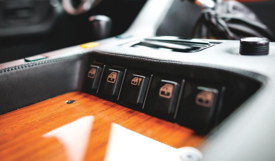 Детали интерьера Lamborghini LM002 1990 года  (NA) (фото 48 из 55)